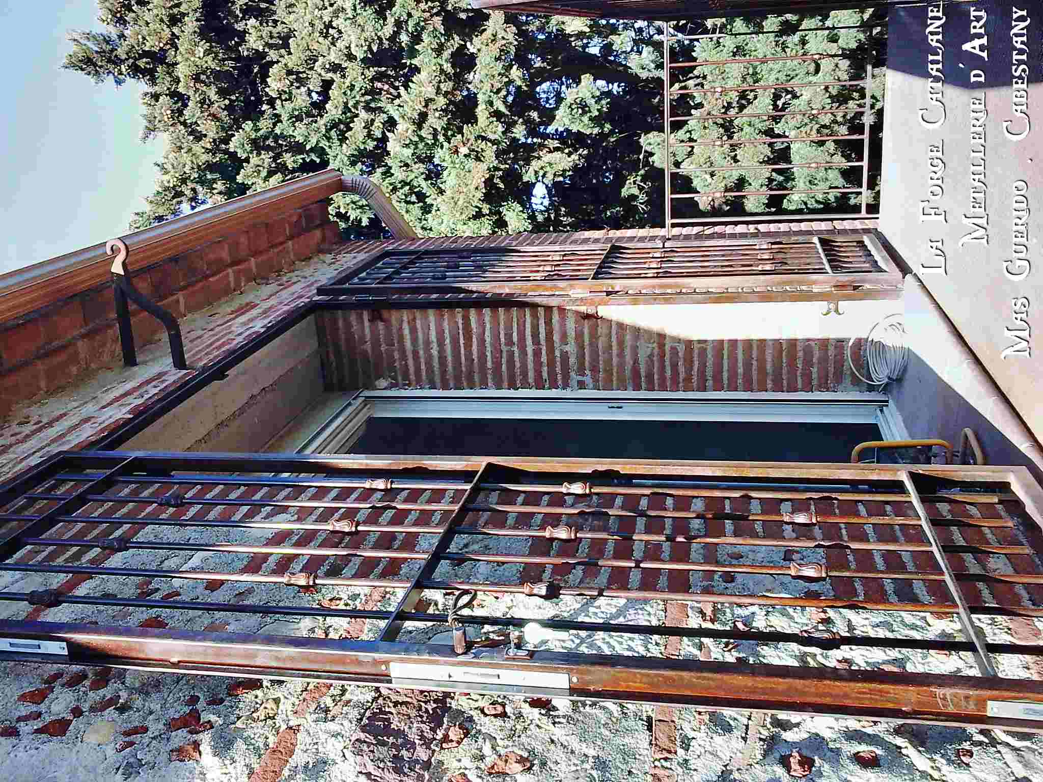 grille articulee double vantaux remplissage barreaudage droit avec bagues forge catalane.jpg